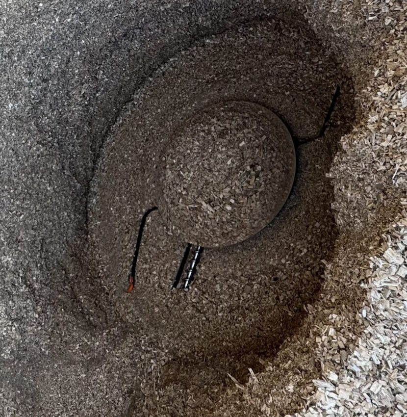 Heizomat Discharger clearing the bunker from the center out to eliminate bridging